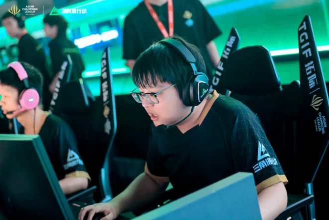 他在传球和 他在传球和